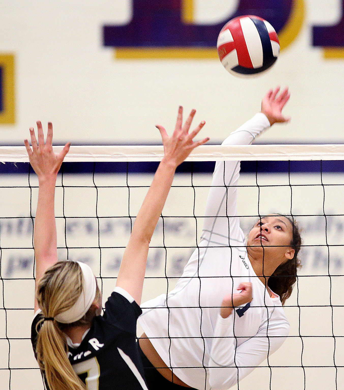 High school volleyball: Lexi Donarski-led La Crosse Aquinas powers past Onalaska Luther